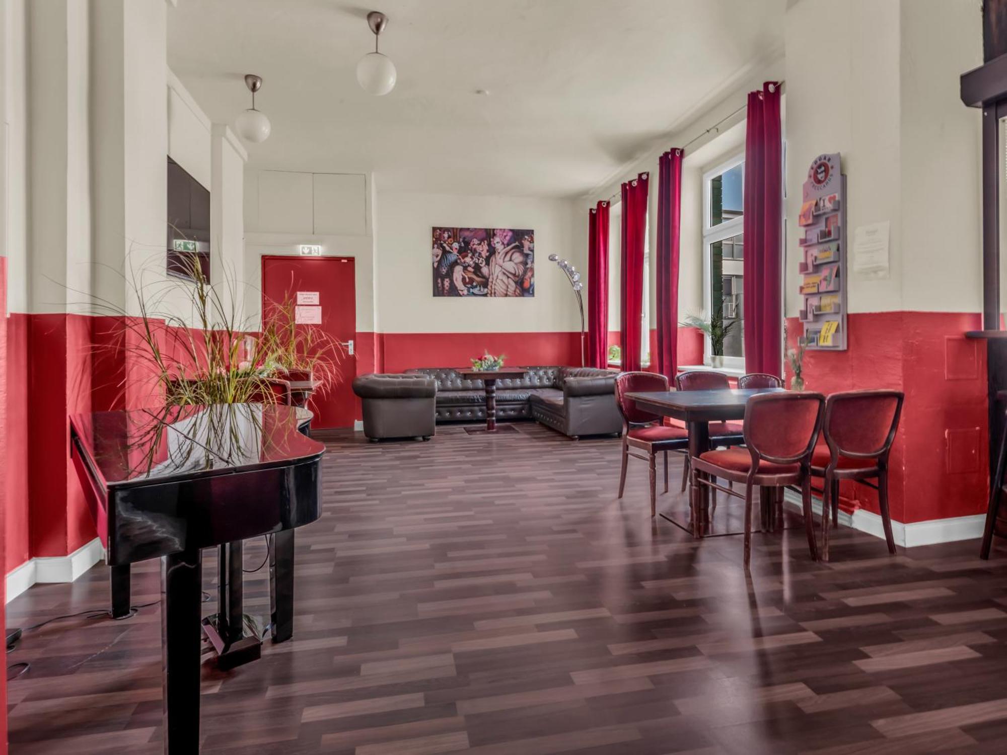 Ballhaus Berlin Hostel — Foto 1